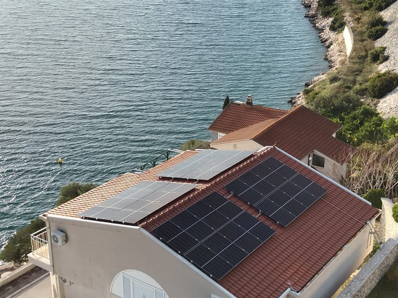 Krovna solarna elektrana uz more u Neumu