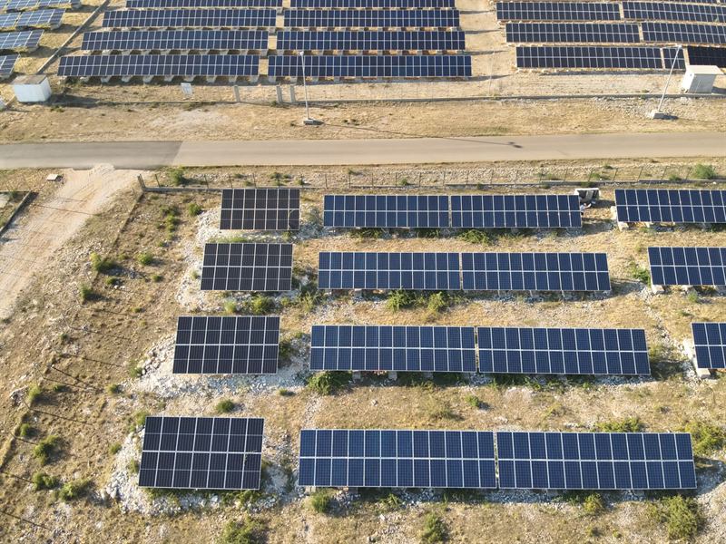 Redovi solarnih panela na tlu, snimak dronom