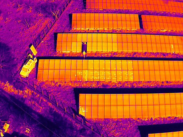 Termografski snimak redova solarnih panela