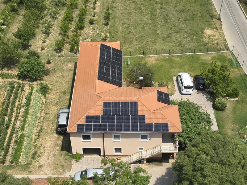 Porodična kuća sa solarnim panelima na krovu, pogled odozgo