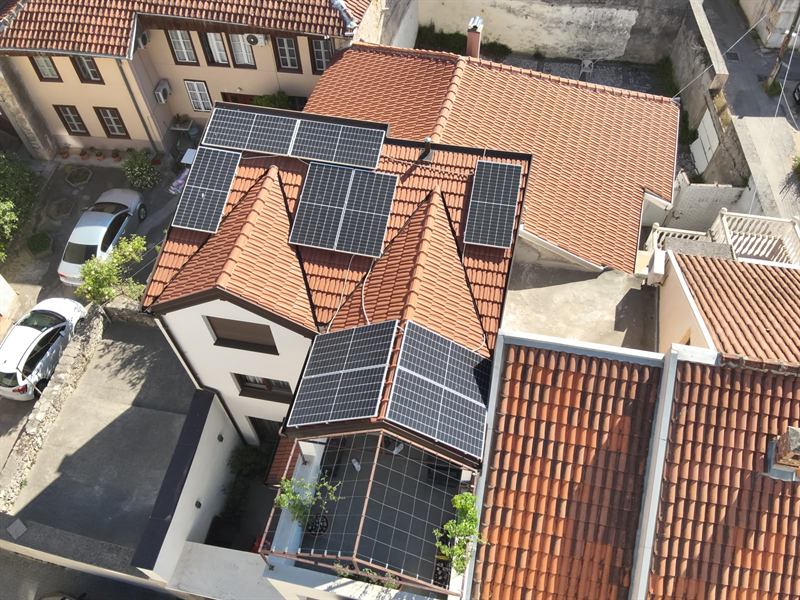 Solarni paneli na krovovima kuće u gradu