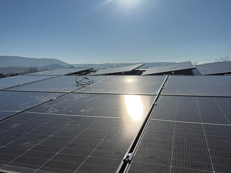 Solarni paneli na ravnom krovu sa odsjajem sunca