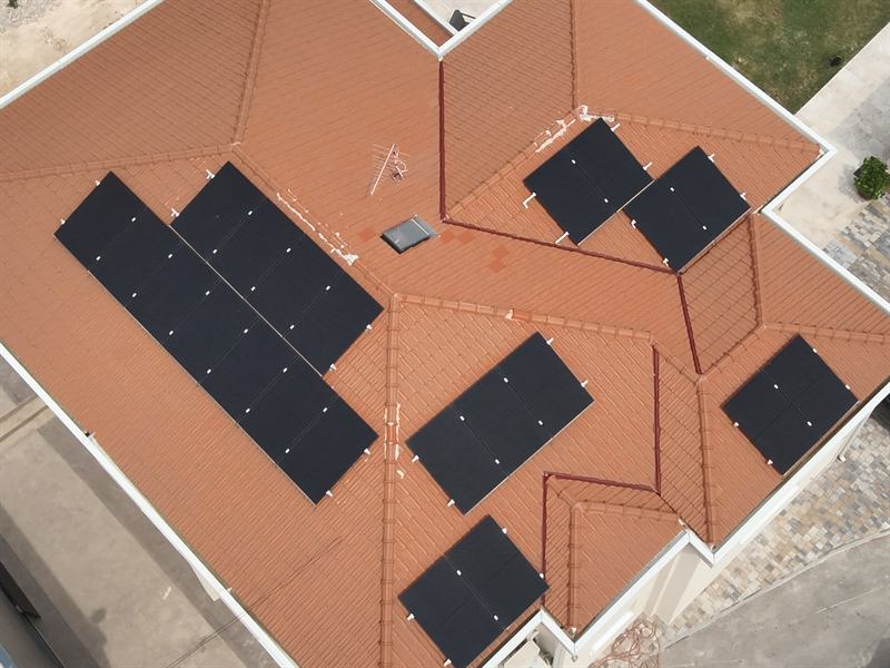 Solarni paneli na krovu snimljeni dronom odozgo