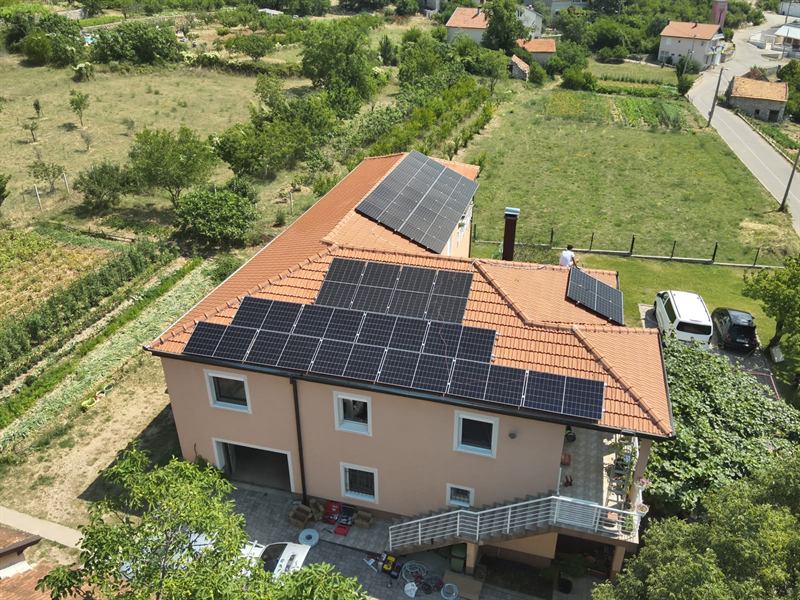 Kuća sa solarnim panelima na krovu, snimak dronom
