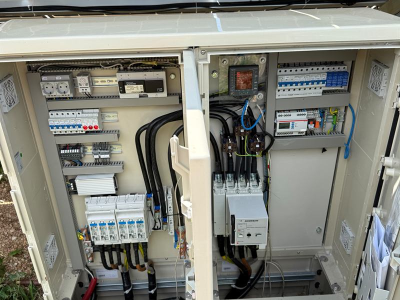 Otvoreni razvodni ormar ispod solarnih panela