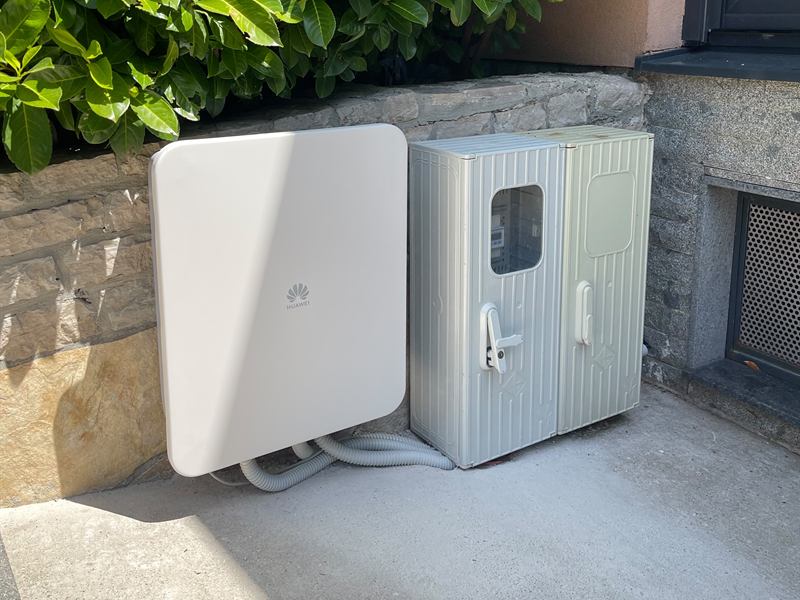 Huawei inverter pored mjernih ormara uz zid kuće