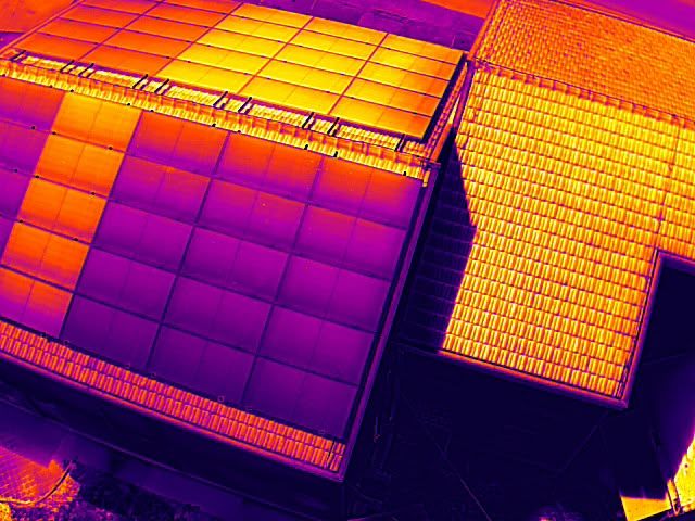 Termografski snimak solarnih panela na krovu