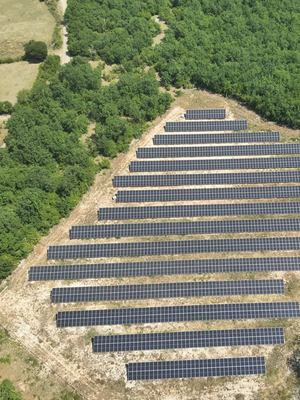 Solarna elektrana na tlu snimljena dronom