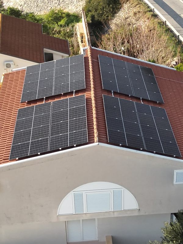 Solarni paneli na krovu kuće uz more u Neumu