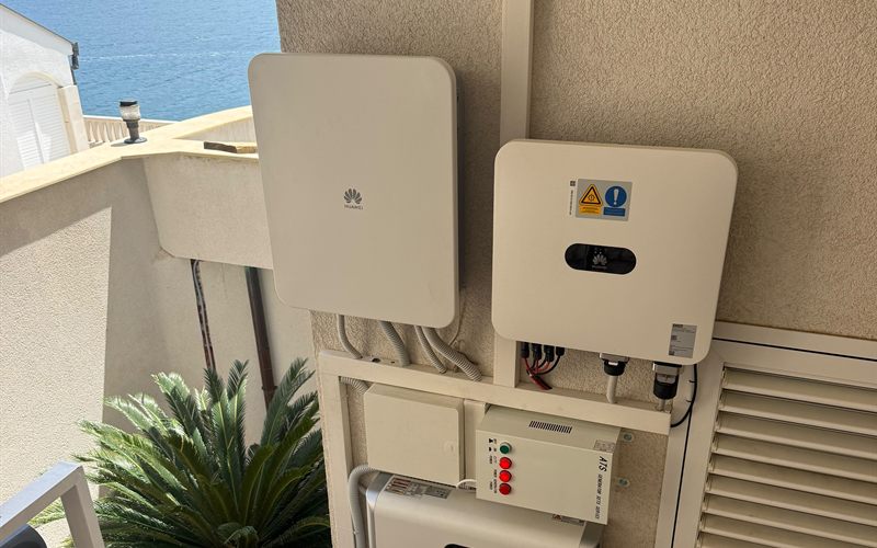 Huawei hibridni inverter i baterija na terasi uz more