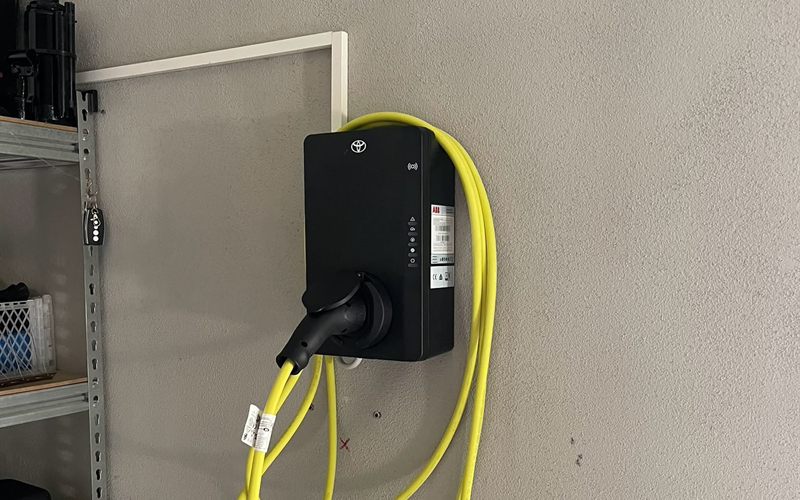 Zidni punjač za električni automobil sa kablom