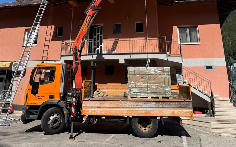 Dostava solarnih panela dizalicom na gradilište