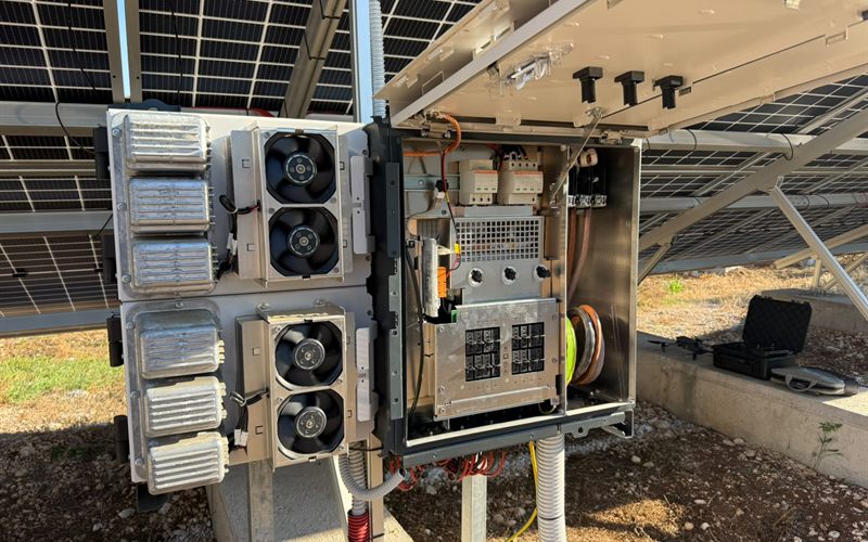 Inverteri ispod panela na solarnoj elektrani